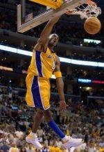 normal_nba%20-%20kobe%20bryant%20dunks%20it%20home(3).jpg